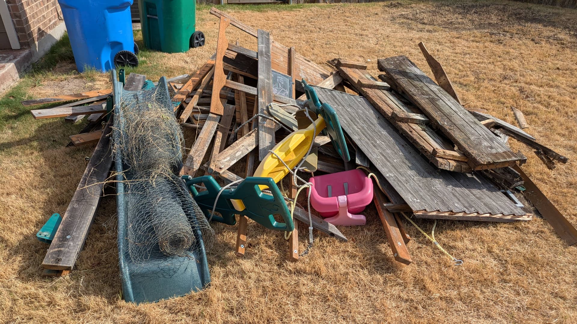Old Playscape Hauled Off in Pflugerville image