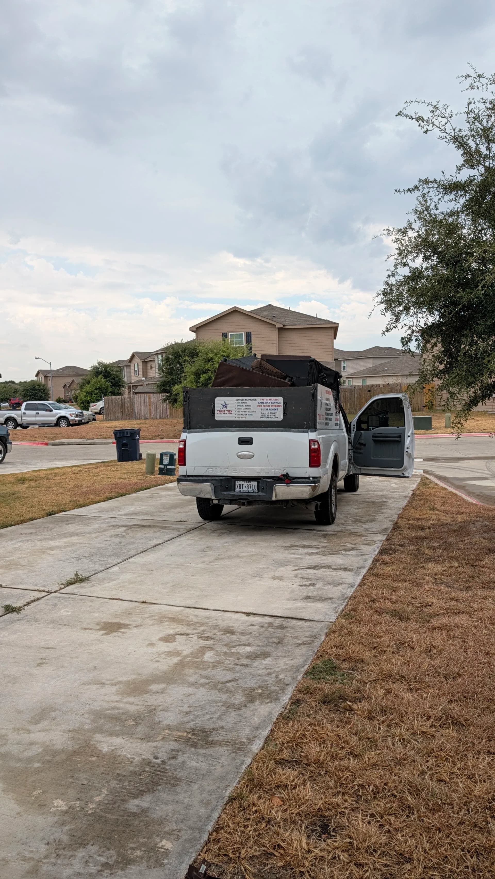 Gallery photos for Old Sectional Removal Done Right in Jarrell: Image #1